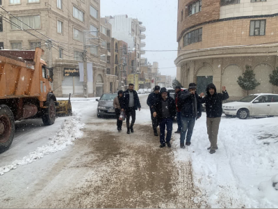 اجرای عملیات برفروبی در مناطق مختلف کلانشهر کرمانشاه